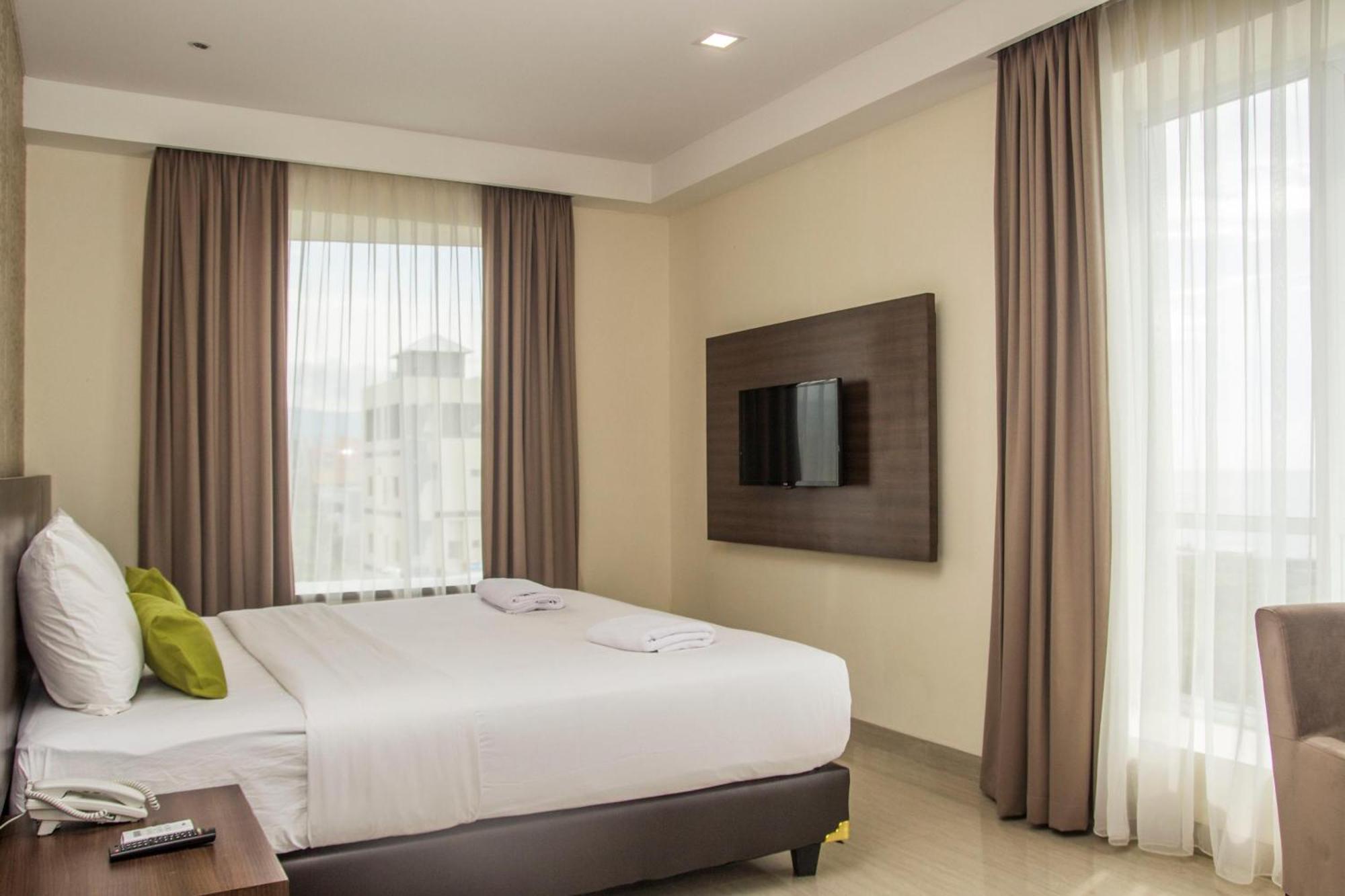 Green Eden Hotel Manado Room photo